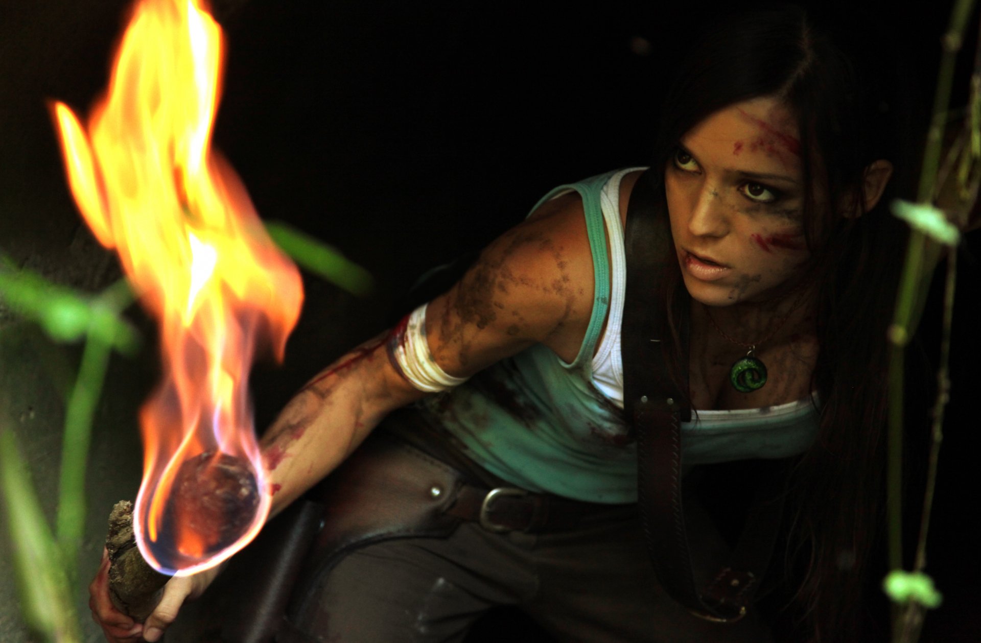 charlie brusseau cosplay lara croft tomb raider mädchen fackel feuer schmutz