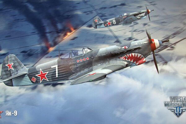 Aerei Yak-9 che volano nel cielo sopra le nuvole