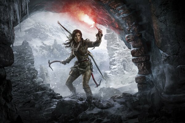 Lara Croft entra en una cueva oscura con una antorcha