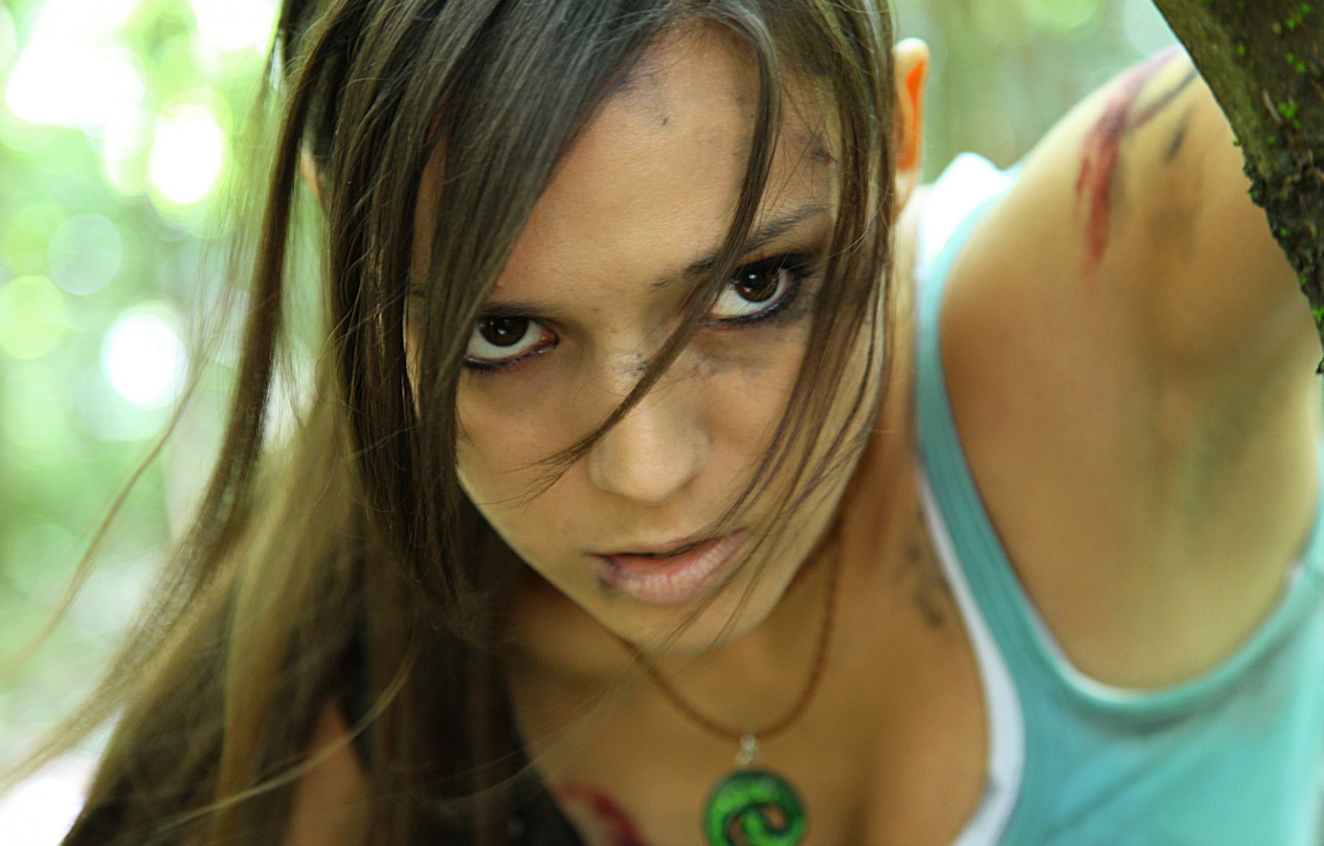 charlie brusseau cosplay lara croft tomb raider mirada ojos marrones cara cabello camiseta sin mangas