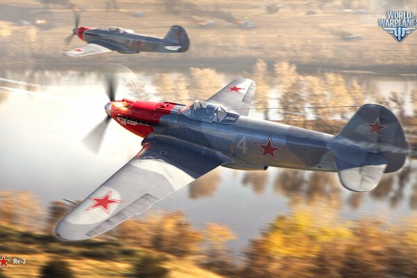 Zwei sowjetische Flugzeuge fliegen über die Wasseroberfläche