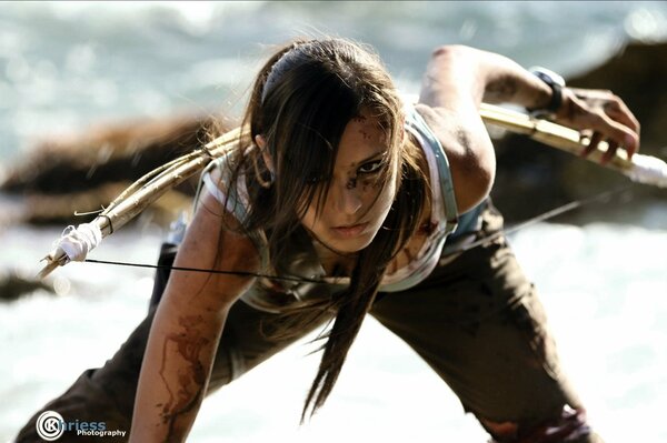 Cosplay auf Lara Croft schönes Mädchen mit Blut auf der Haut