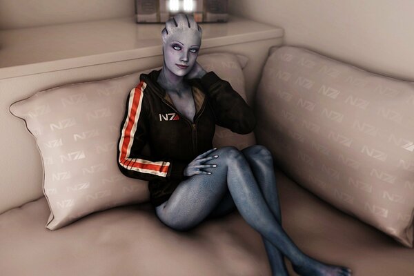 Asari von mass effect sitzt lächelnd auf der Couch