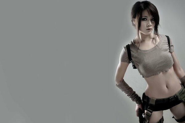 Das Mädchen cospioniert den Charakter von lara croft