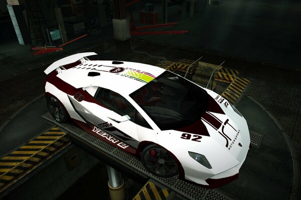 Lamborghini voiture blanche dans le garage au tuning