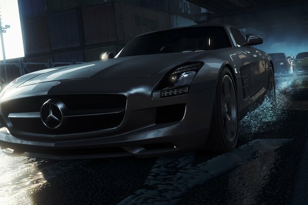 La bella Mercedes d argento spinge