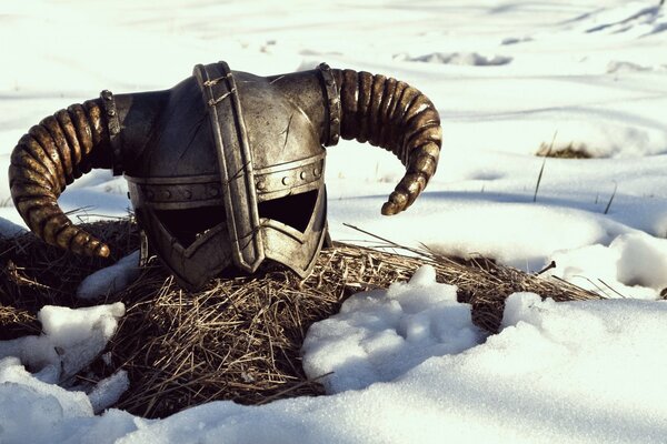 Helm mit Hörnern aus dem Spiel Skyrim im Schnee