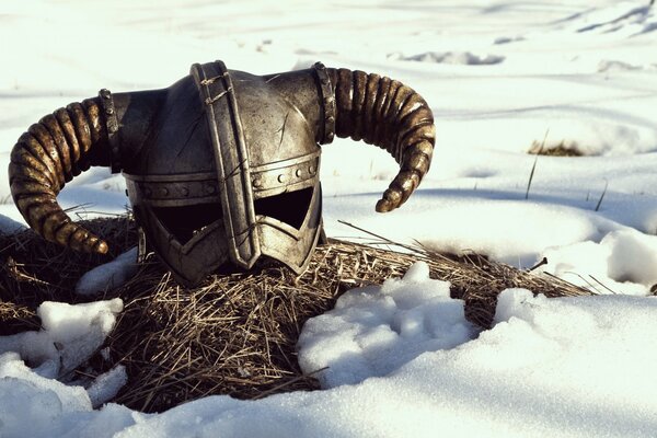 Casque avec cornes du jeu Skyrim sur la neige
