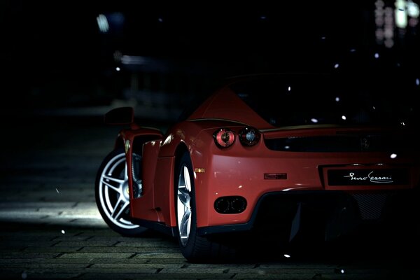 Vista trasera de un Ferrari rojo por la noche