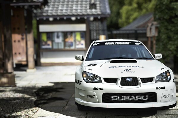 Coche Subaru blanco de la foto del juego frente