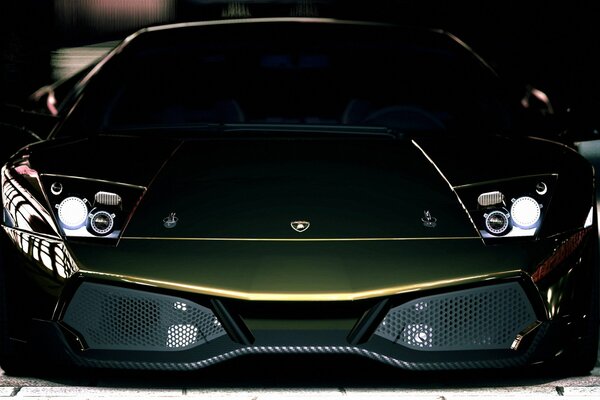 Lamborghini mat noir avec phares allumés