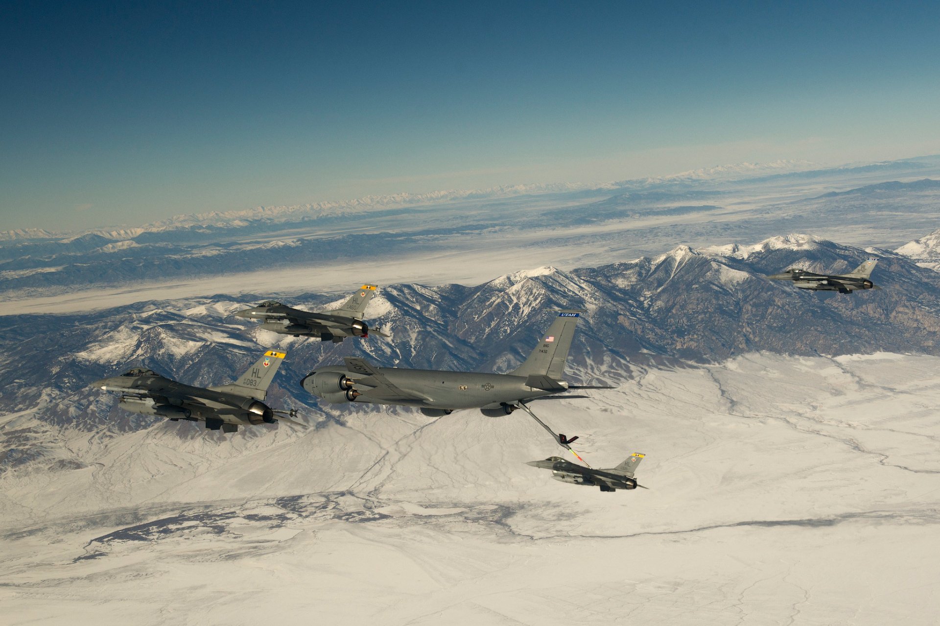 boeing kc-135 stratotanker f-16 fighting falcon fighters flight mountain snow