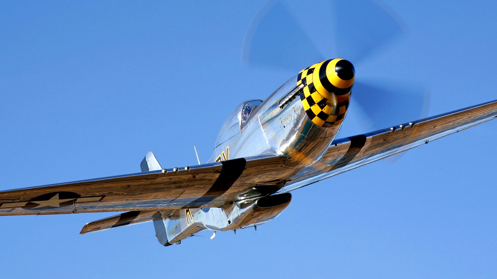 r-51 mustang avion combattant vol hélice ciel rétro