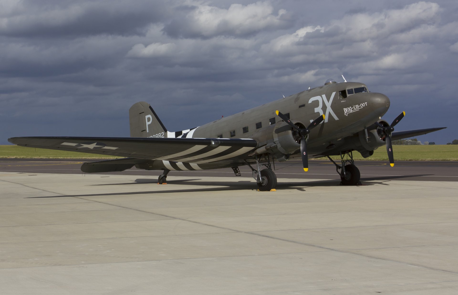 c-47a terra aereo da trasporto militare aeroporto