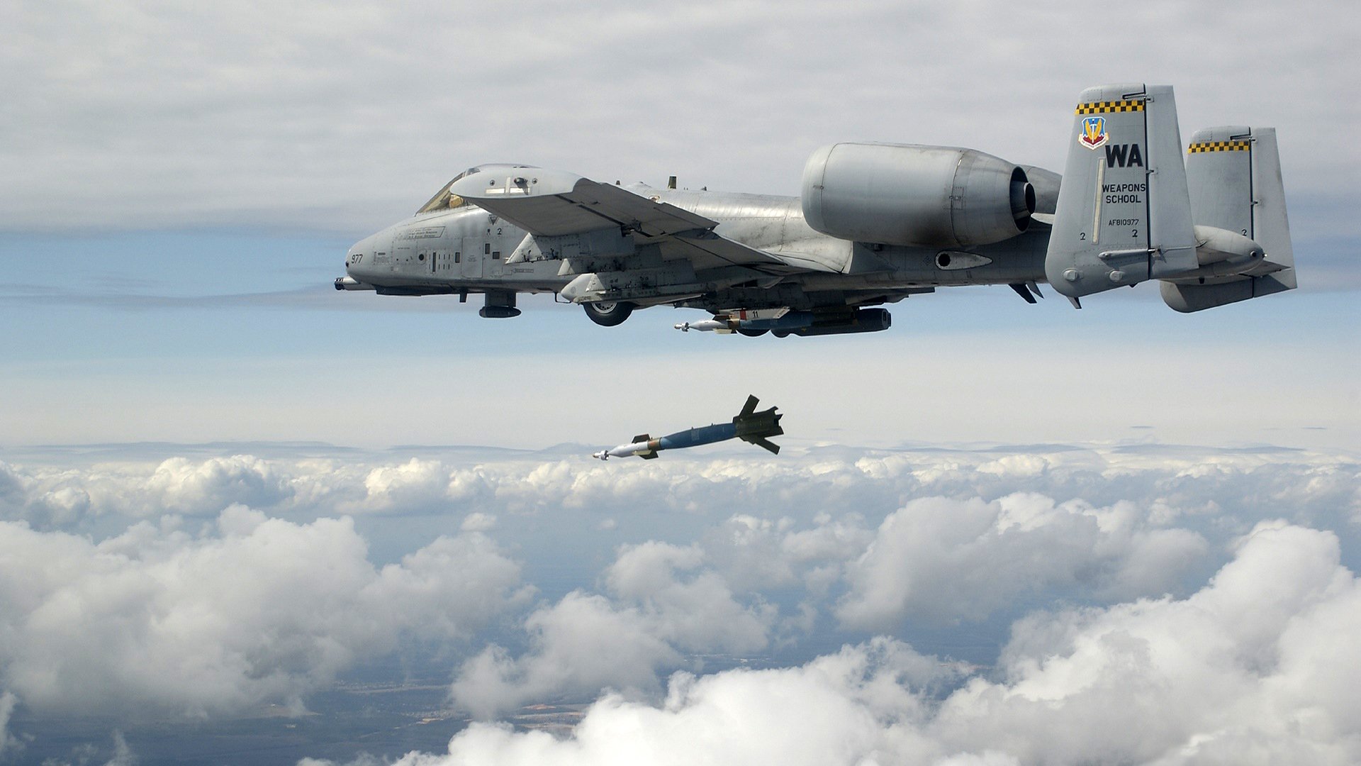 avion fusée ciel nuages arme