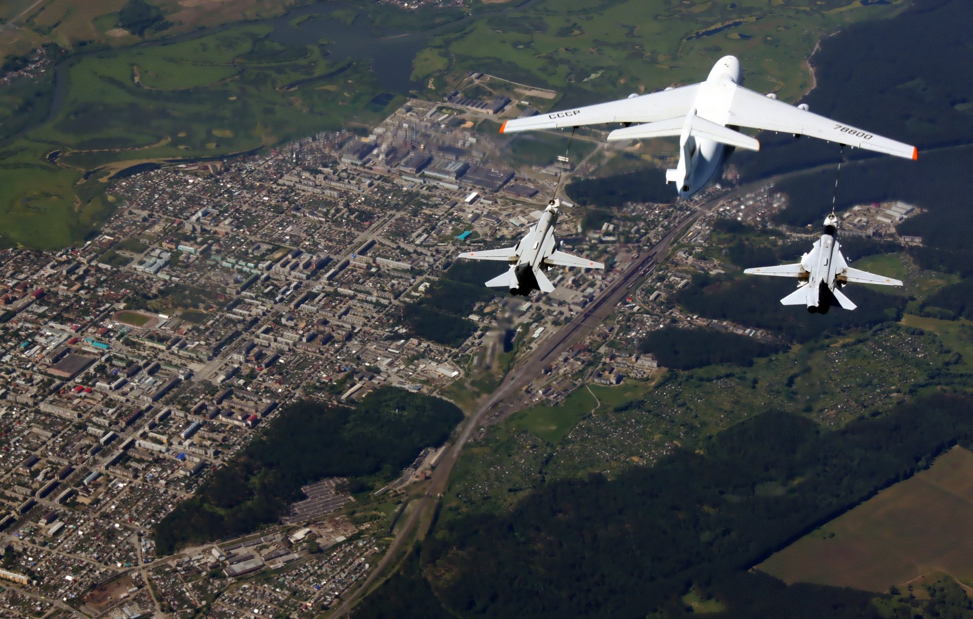 iljuszyn il-78 sukhoi su-24 radziecki rosyjski bombowiec frontowy ze skrzydłem zmienny zamiatanie wojskowy samolot tankowiec rosja siły powietrzne tankowanie niebo wysokość para miasto rosyjski samolot taktyczny bez baterii