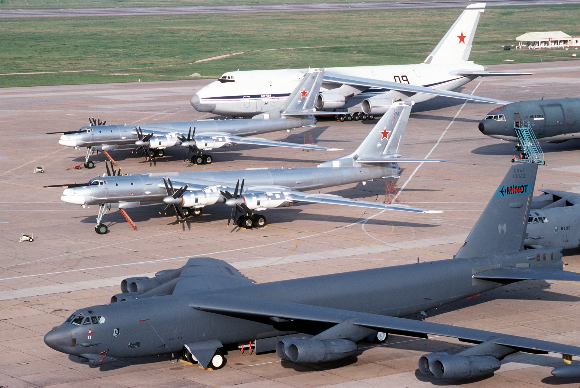 russian air force tupolev tu-95 medved antonov an-124 ruslan b-52 tu-95 an-124 b-52 russian air force