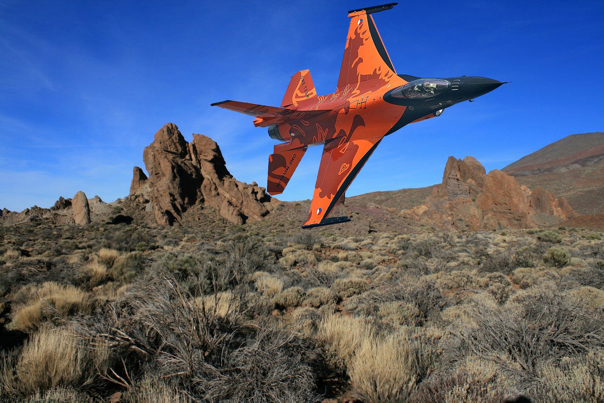 f-16 fighting falcon flugzeug kämpfer landschaft kurven fliegen collage