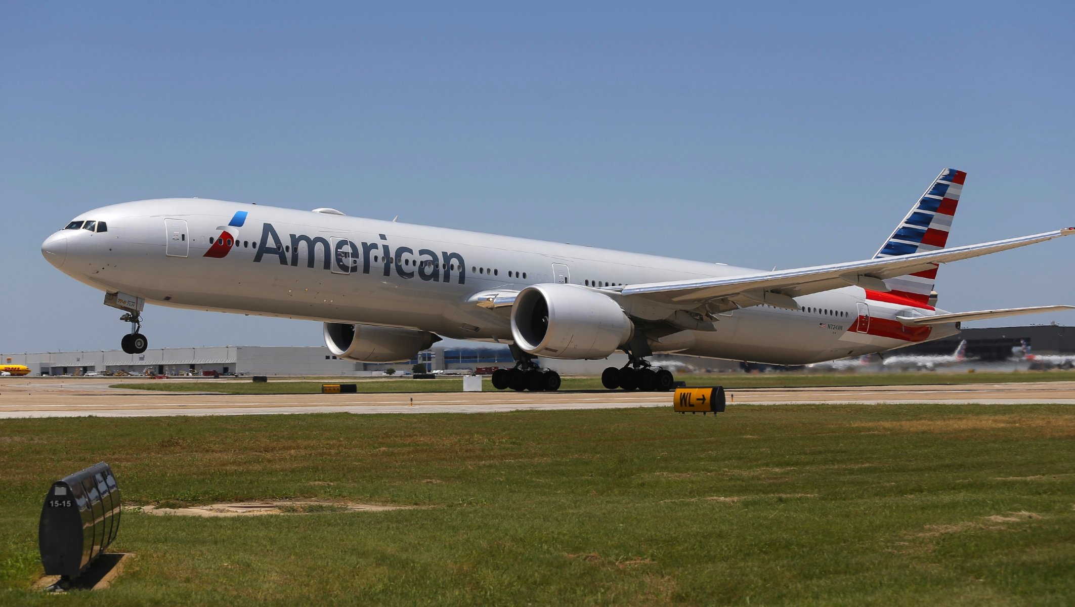 flugzeug passagier verkehrsflugzeug boeing er landung start fahrbahn flughafen flügel motor himmel sommer wetter flugzeug passagierschiff start sommer