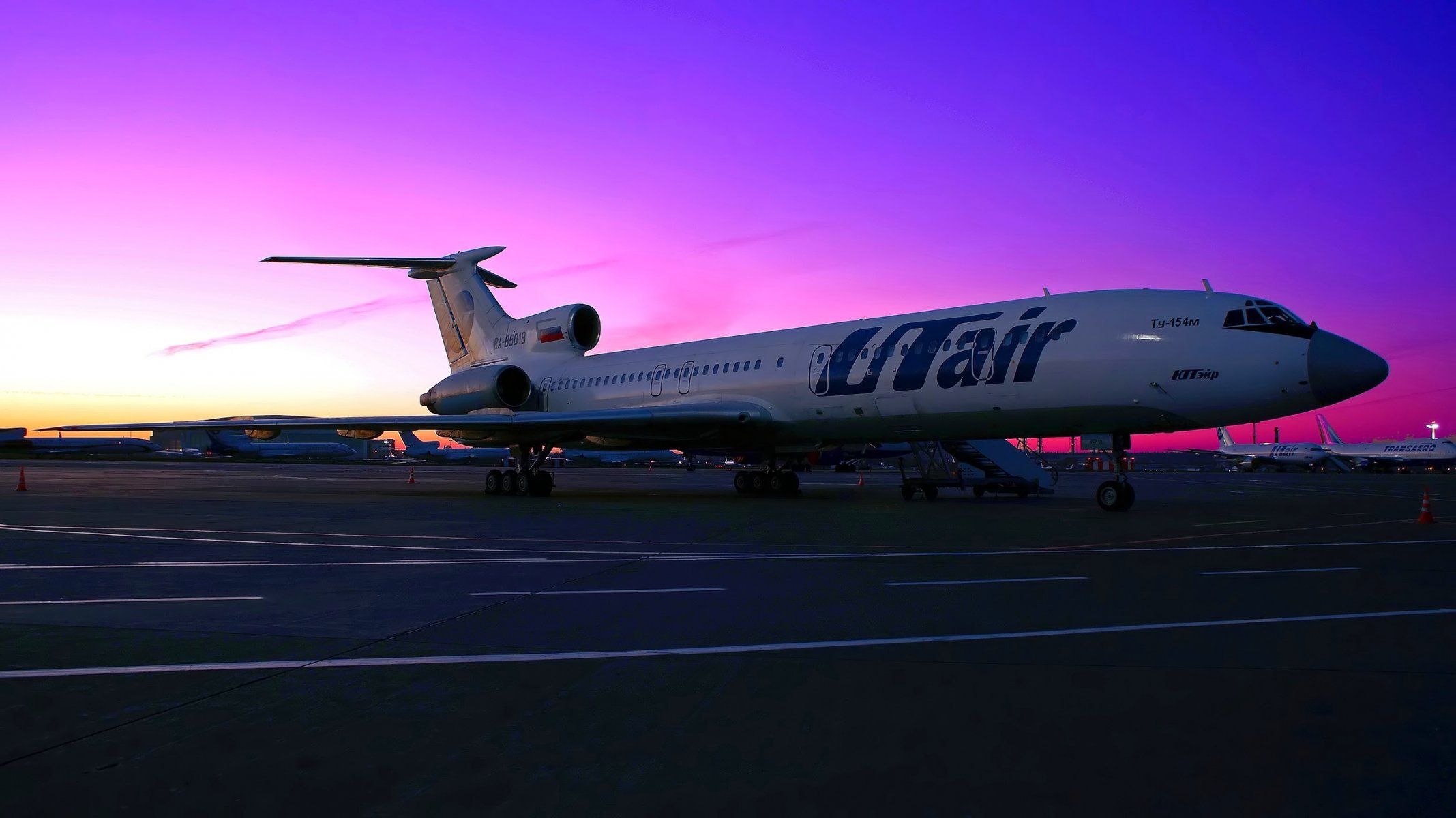 utair tupolev tu-154 aereo passeggero ala motore carrello di atterraggio parcheggio piazzale aeroporto cielo tramonto aereo passeggero parcheggio rampa