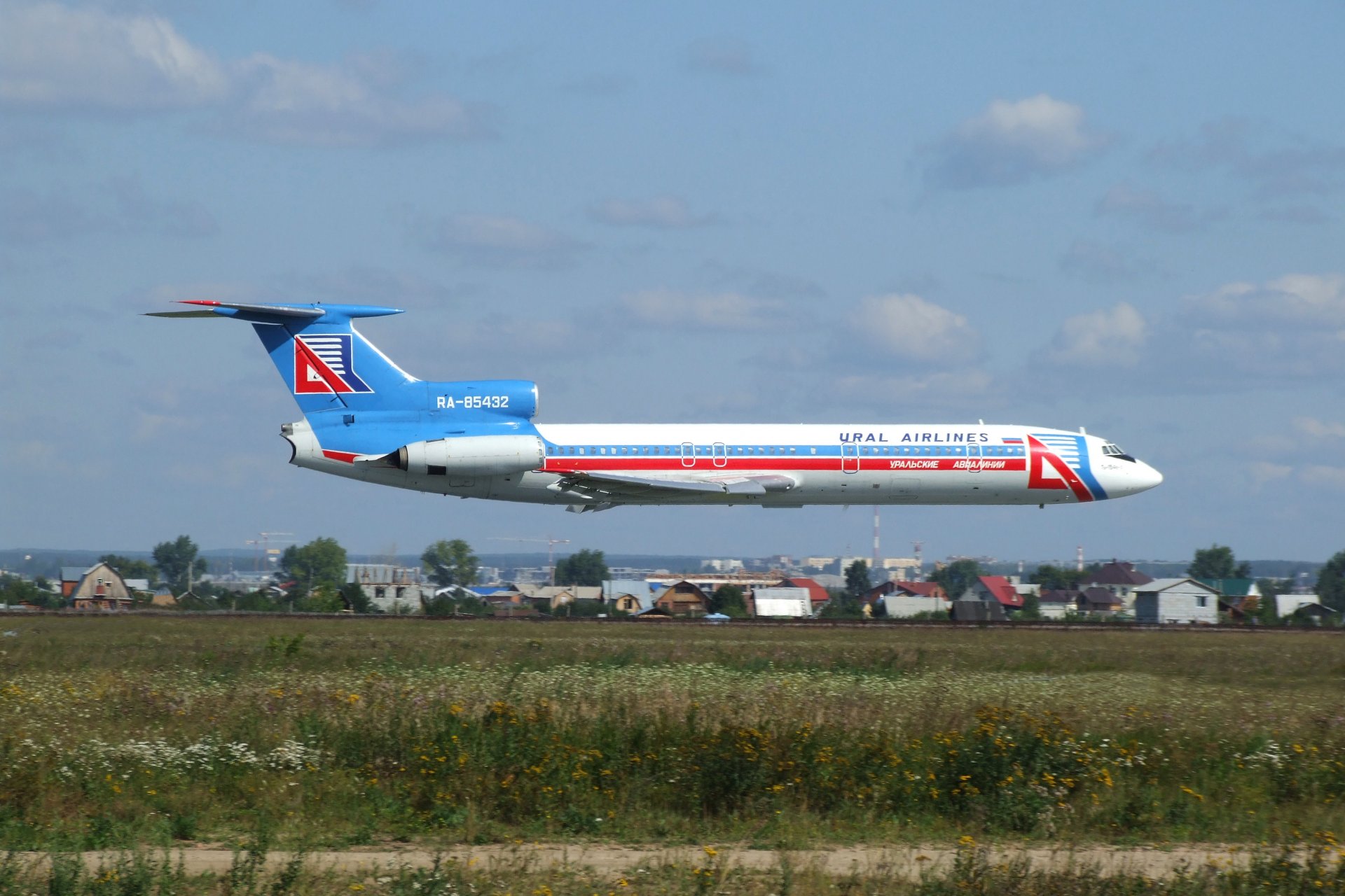 tupolev tu-154 soviético pasajero avión casa aeropuerto ural líneas aéreas tu-154 pasajero avión vuelo inicio ural líneas aéreas