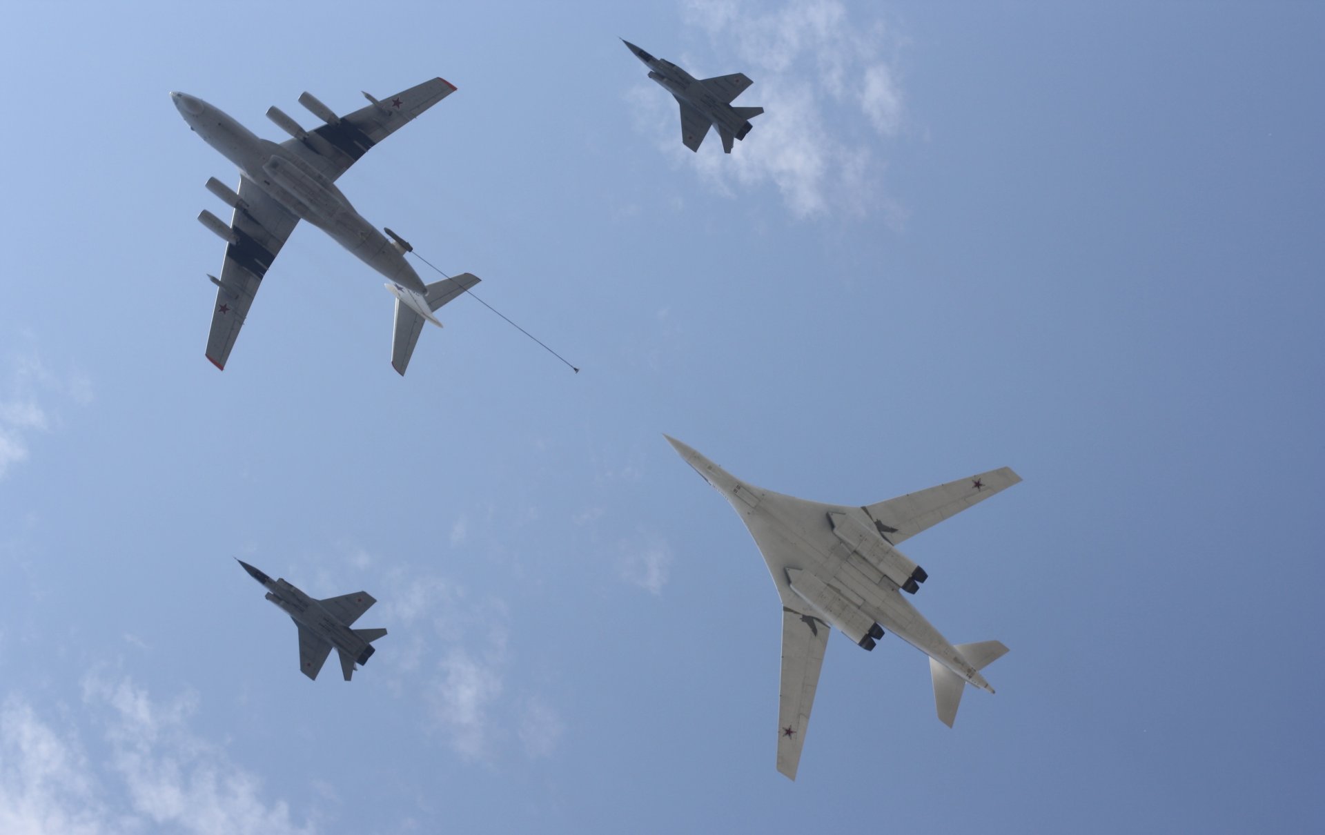 ilyushin il-78 avion ravitailleur tupolev tu-160 supersonique stratégique bombardier porte-missiles avec aile à balayage variable mikoyan et gurevich.mig-31 tous temps chasseur intercepteur longue portée de groupe d