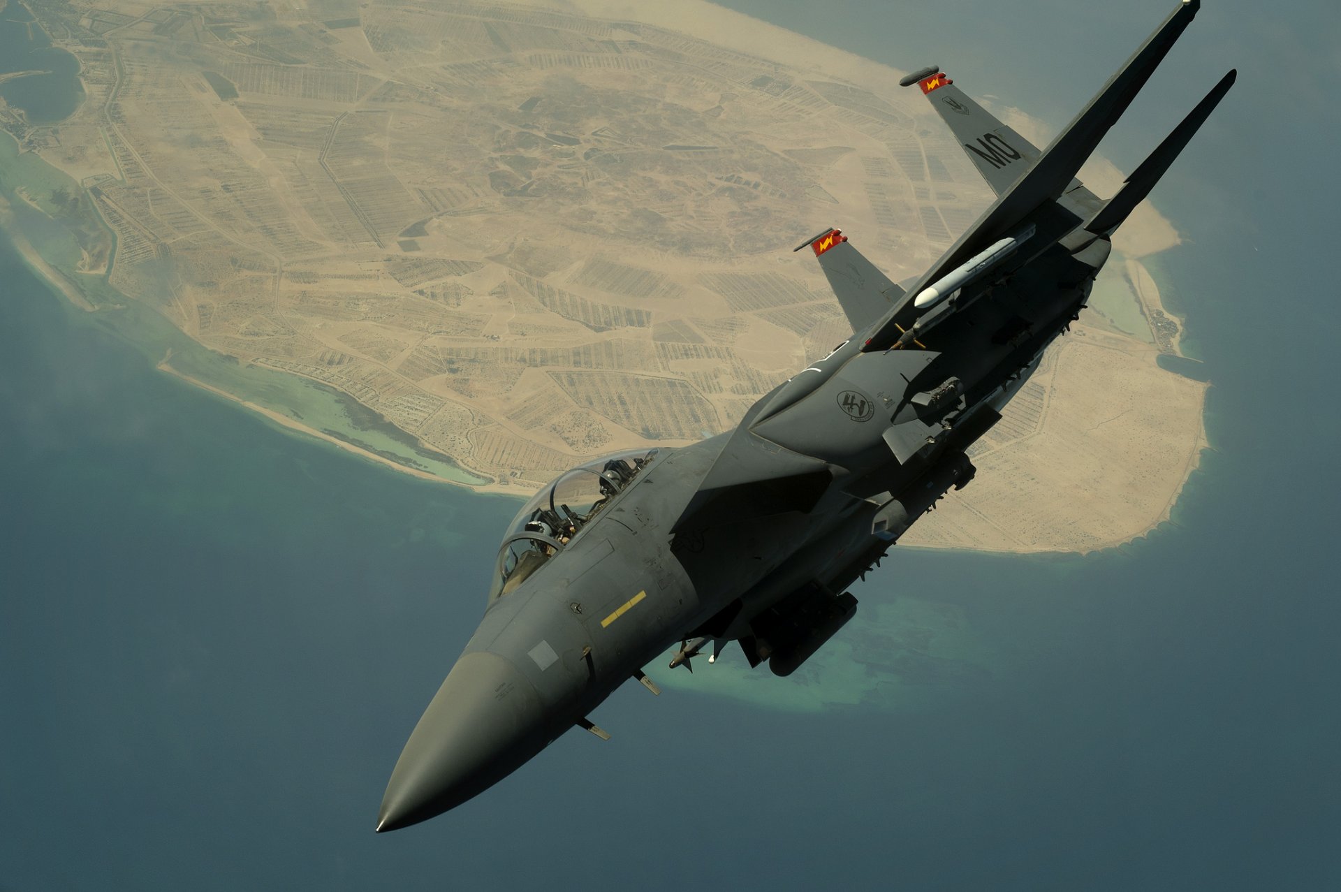 mcdonnell douglas f-15e adler kampfjet kabine pilot boden