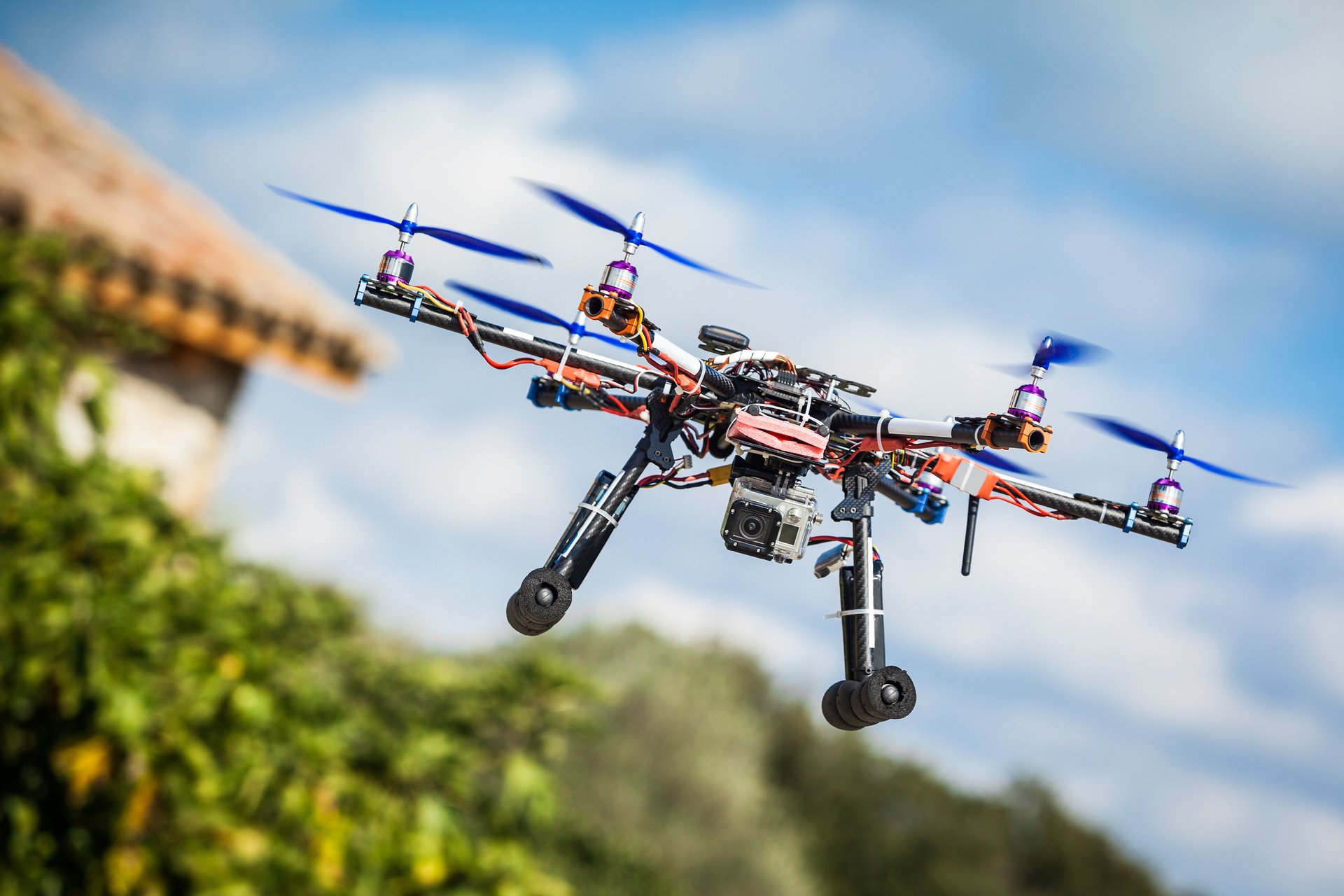 hubschrauber drohne fliegen maschine drohne drohne sechs heben schrauben himmel flug beobachtung schießen real zeit luftaufnahmen exploration bäume haus unschärfe bokeh hintergrundbilder