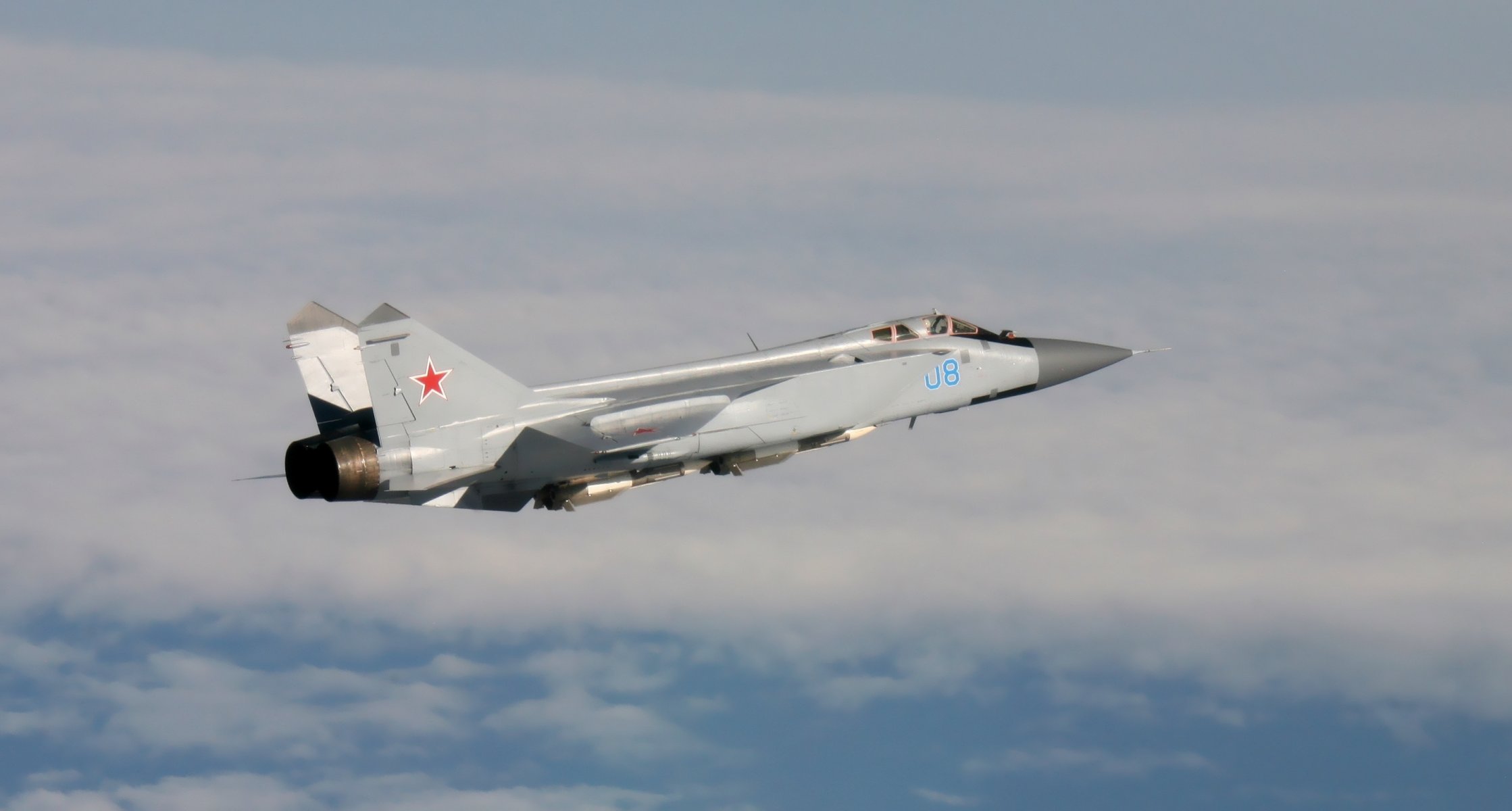 mikoyan y gurevich mig-31 caza interceptor fuerza aérea rusia militar avión vuelo altitud cielo nubes alas motor armamento municiones misiles mikoyan y gurevich mig-31 caza fuerza aérea de rusia avión