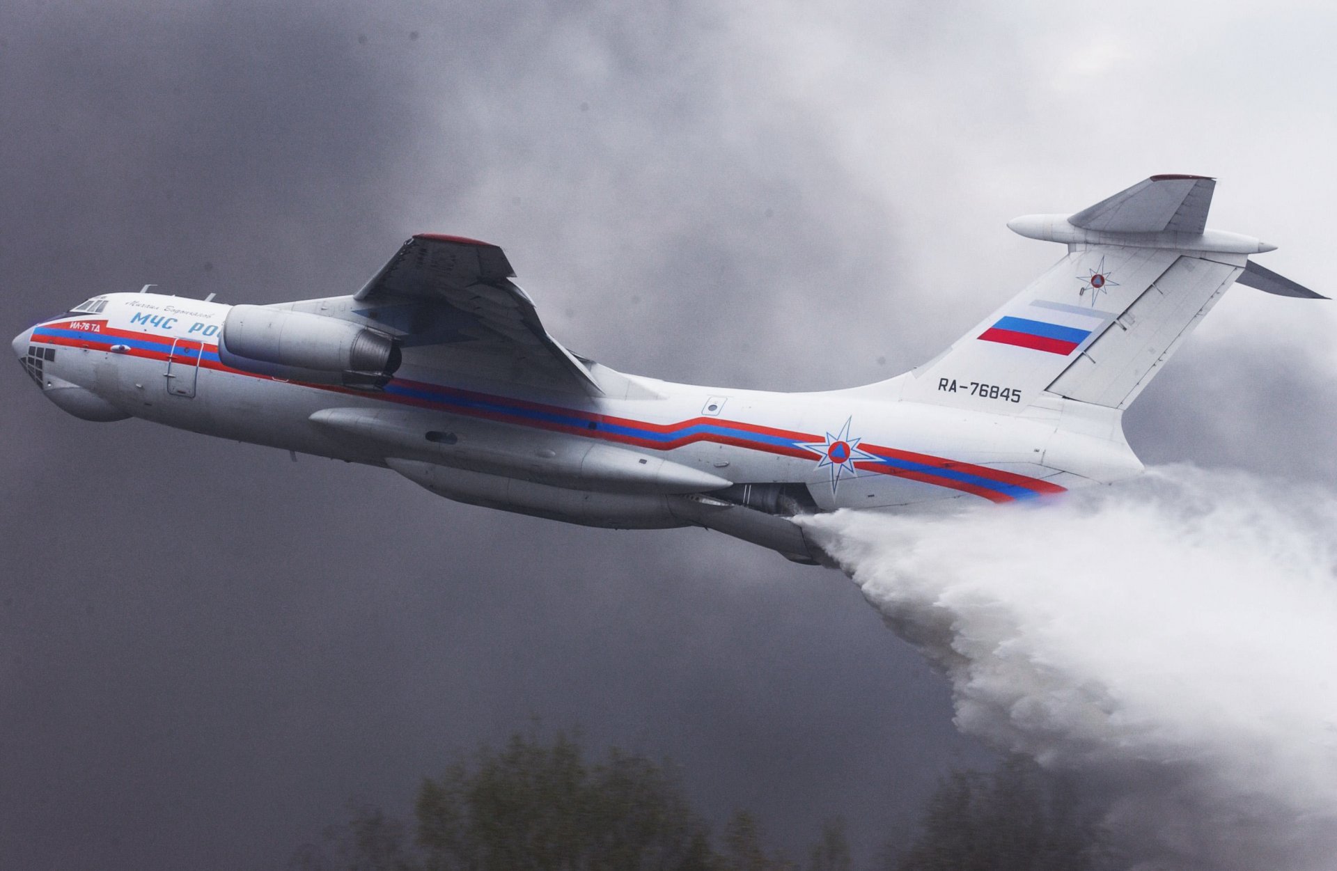 il-76 td candid moe aereo da trasporto ilyushin scarico acqua vigile del fuoco in aria