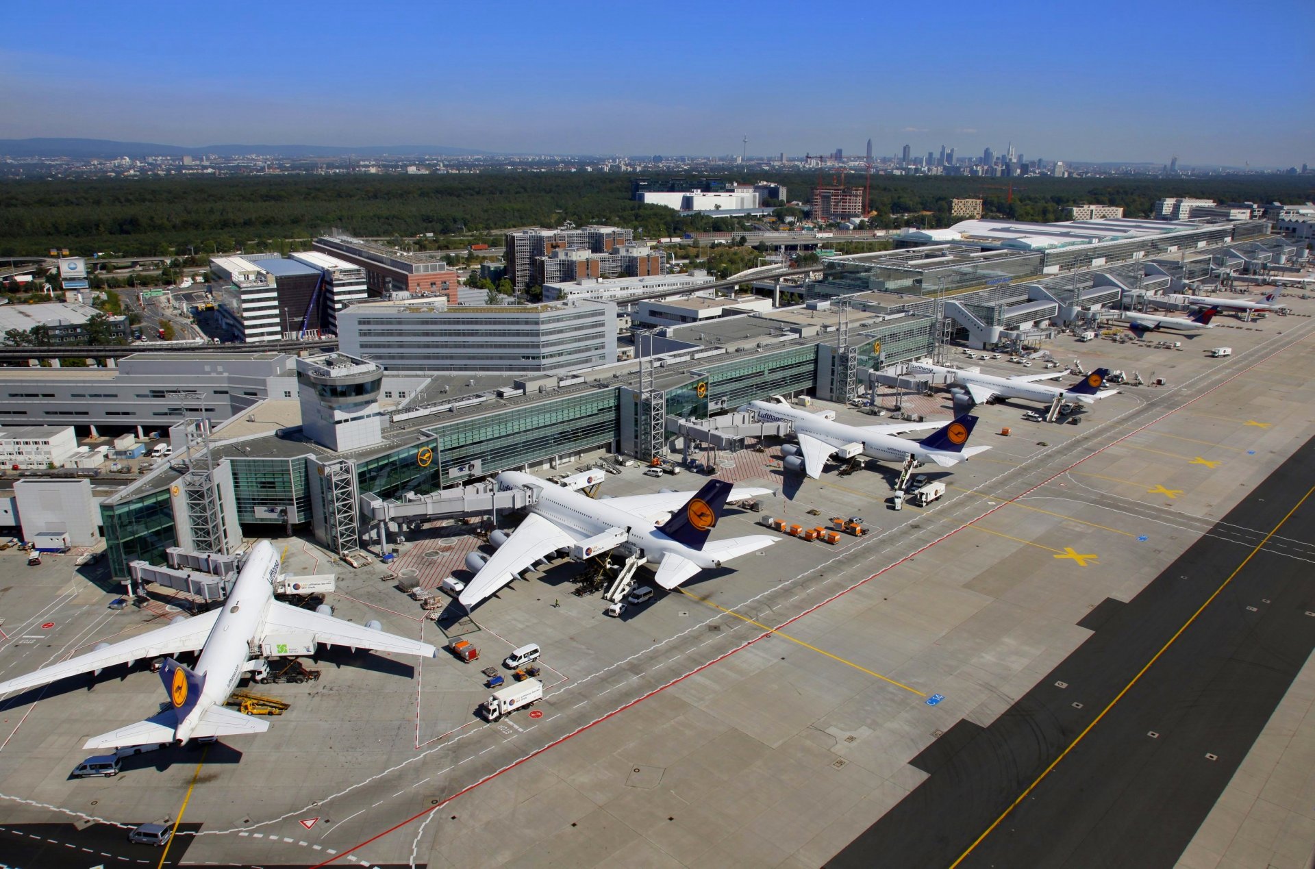 germania città aeroporto terminal piazzale aereo di linea airbus a380 a340 boeing 8i lufthansa malesia aereo lufthansa