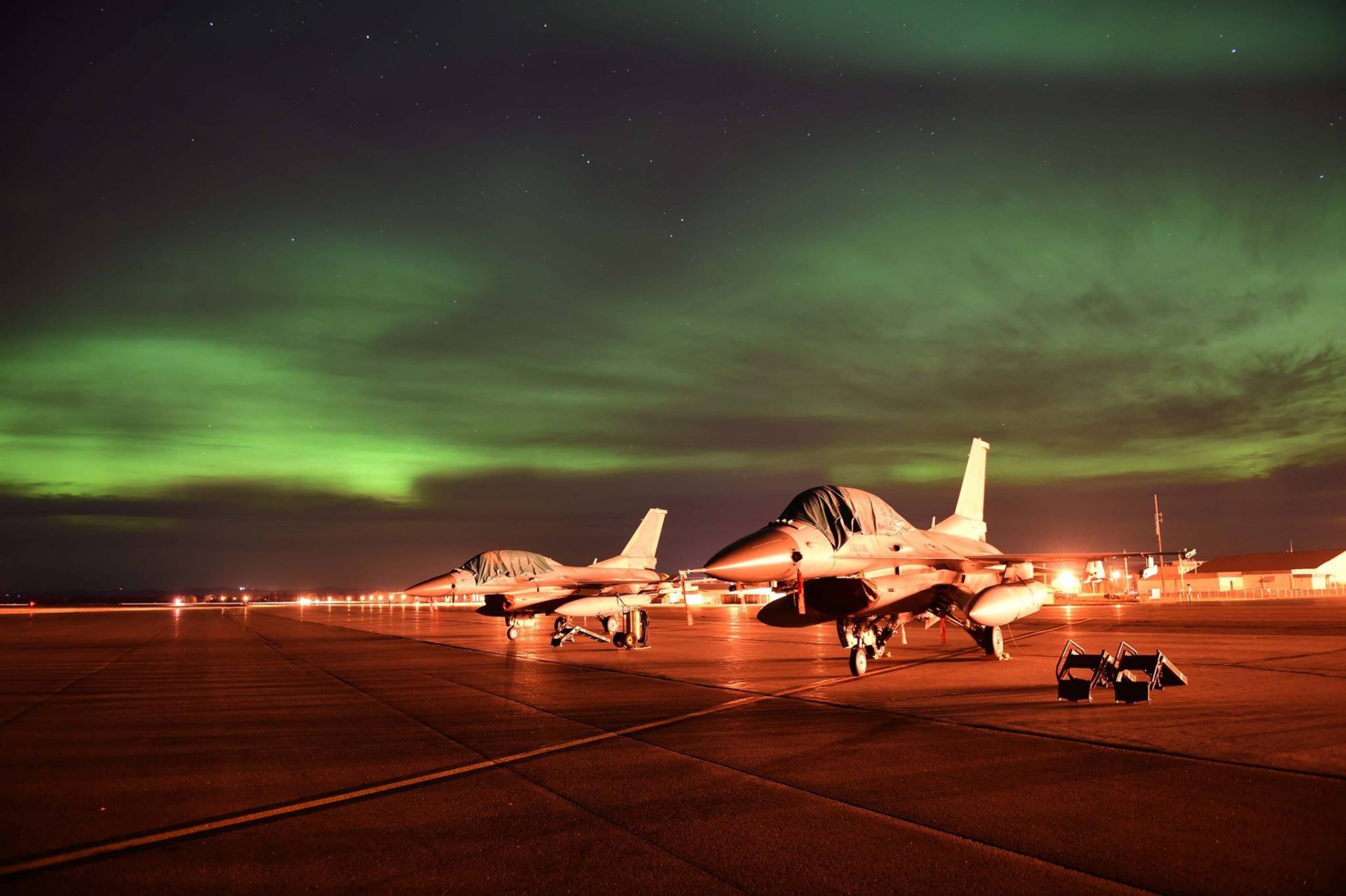 f-16c aviones de combate aeródromo aurora boreal