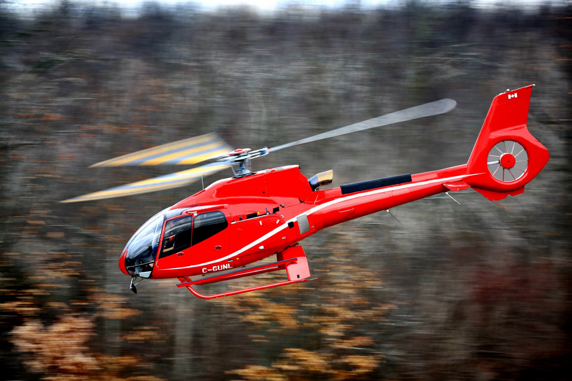 hélicoptère eurocopter ec130 monomoteur léger transport fabricant hélicoptères airbus le plus silencieux dans son propre classe vol flou bokeh walllpaper