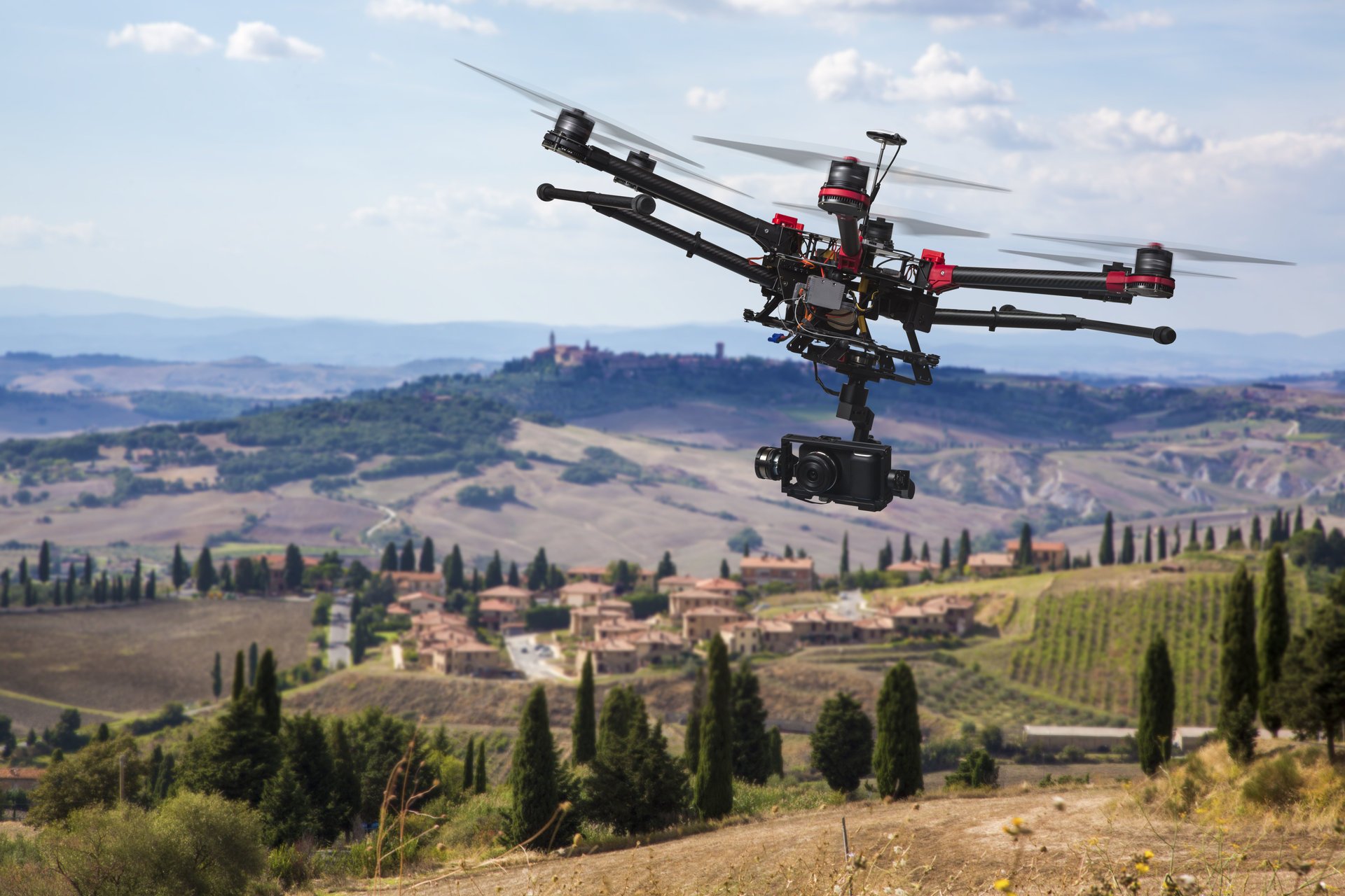 elicottero sei eliche di sollevamento drone aereo drone uav aerea di ripresa in tempo reale di sorveglianza di volo di ricognizione fotografia aerea colline case alberi paesaggio panorama carta da parati