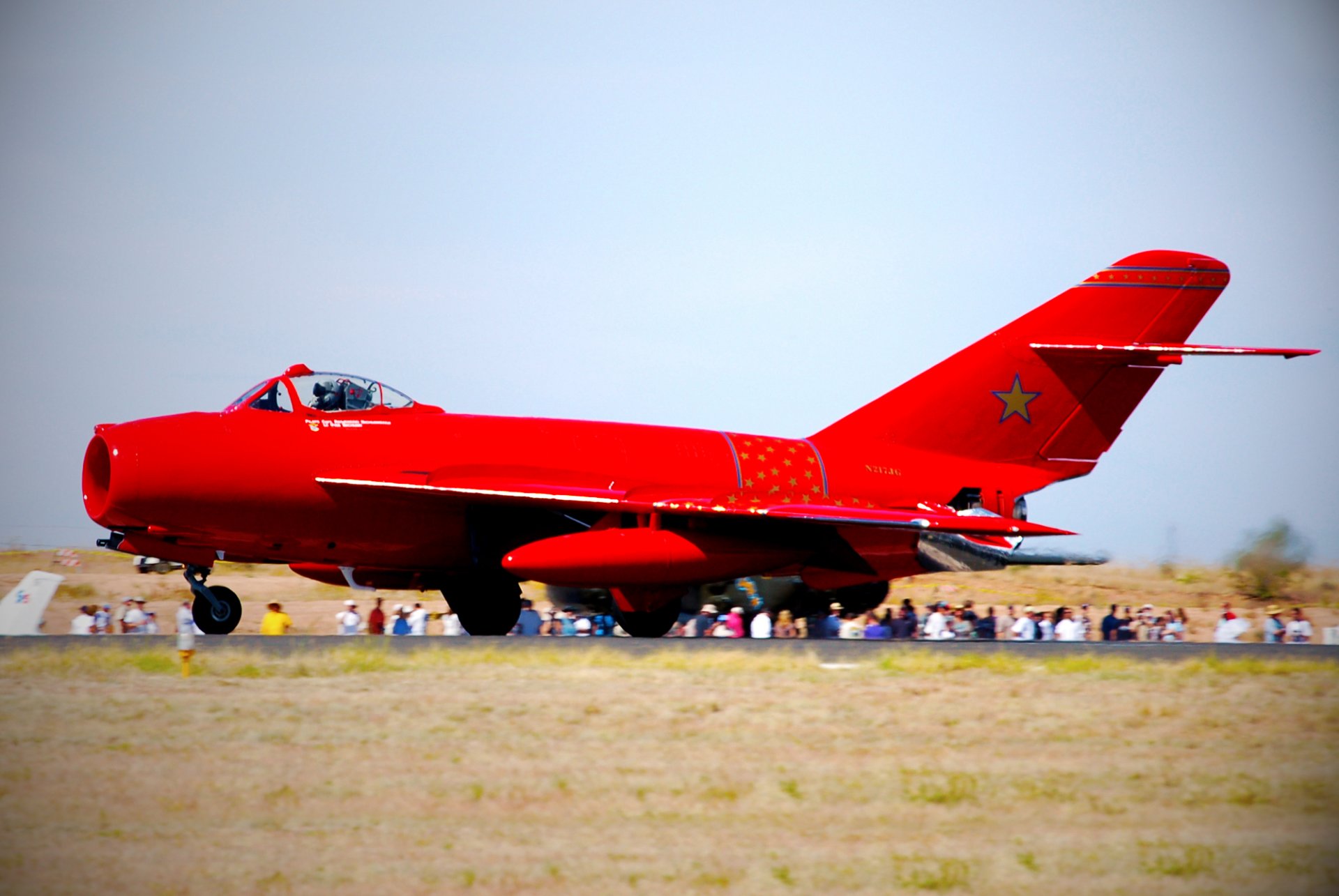 mig-17 wandbild düsenjäger mikoyan gurevich luftfahrt flügel rot start seitenansicht