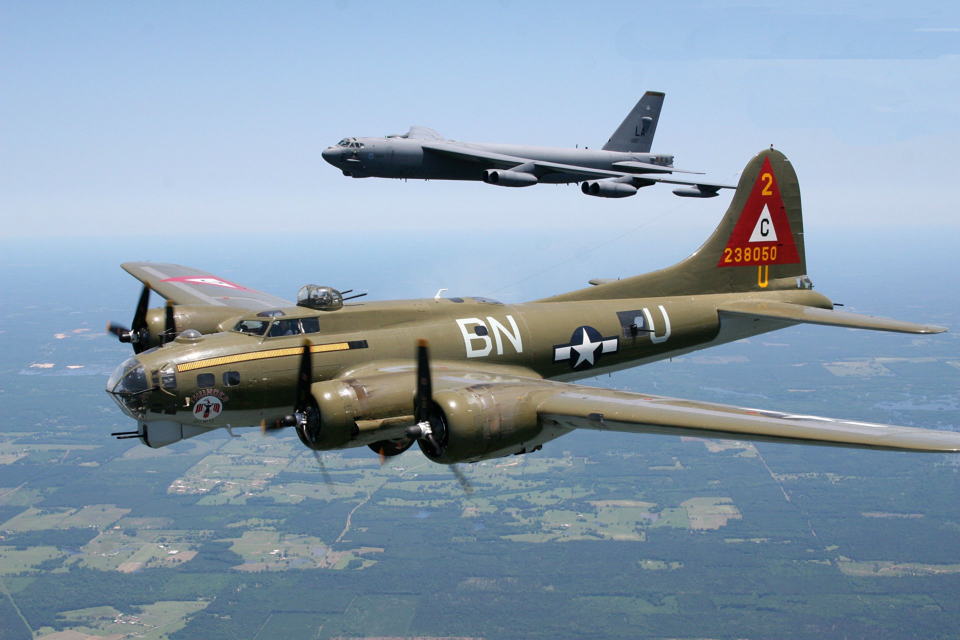 b-17 fliegende festung bomber b-52 stratofortress paar pilot parade