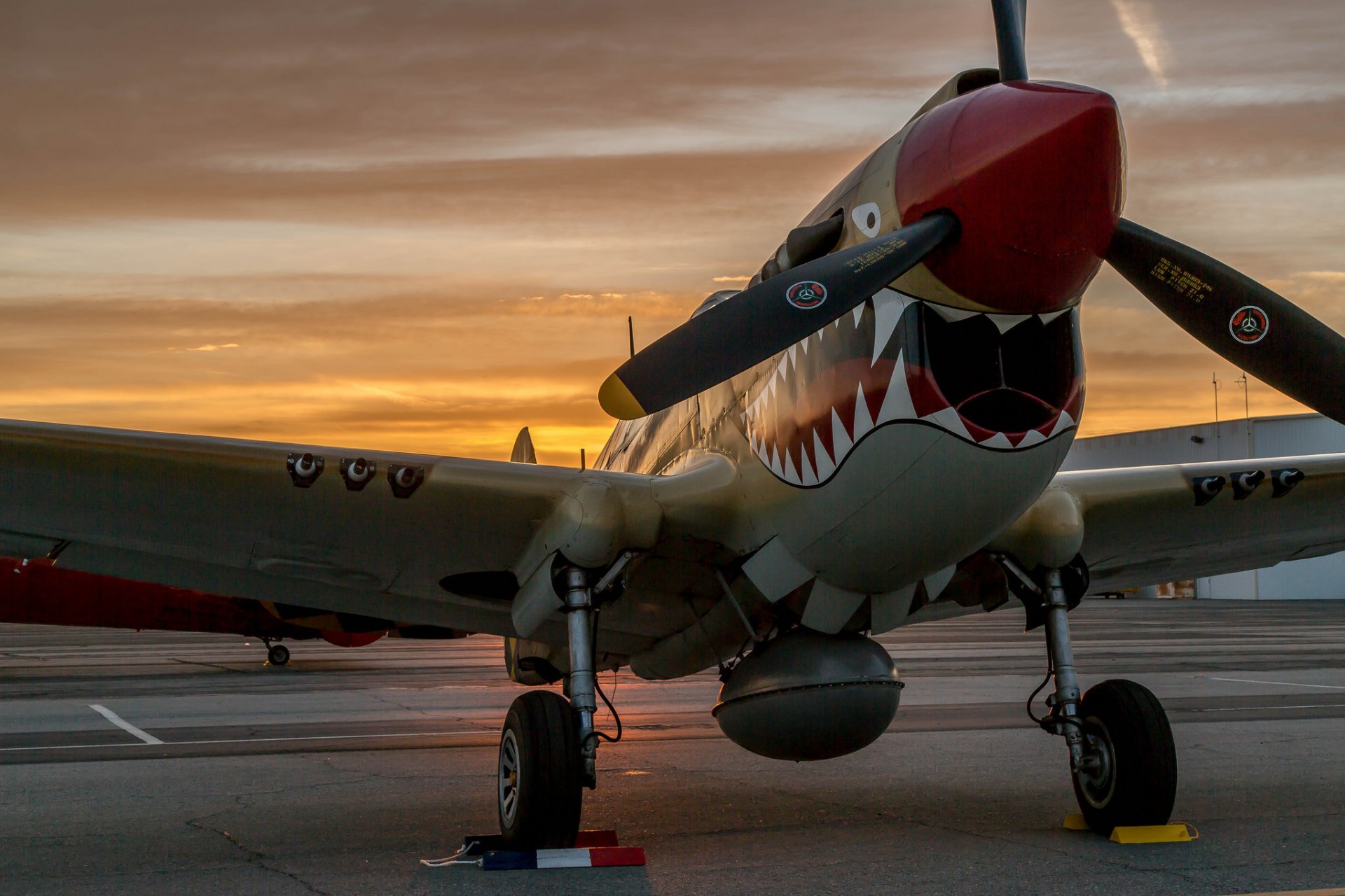 r-40 warhawk caza aeródromo puesta del sol