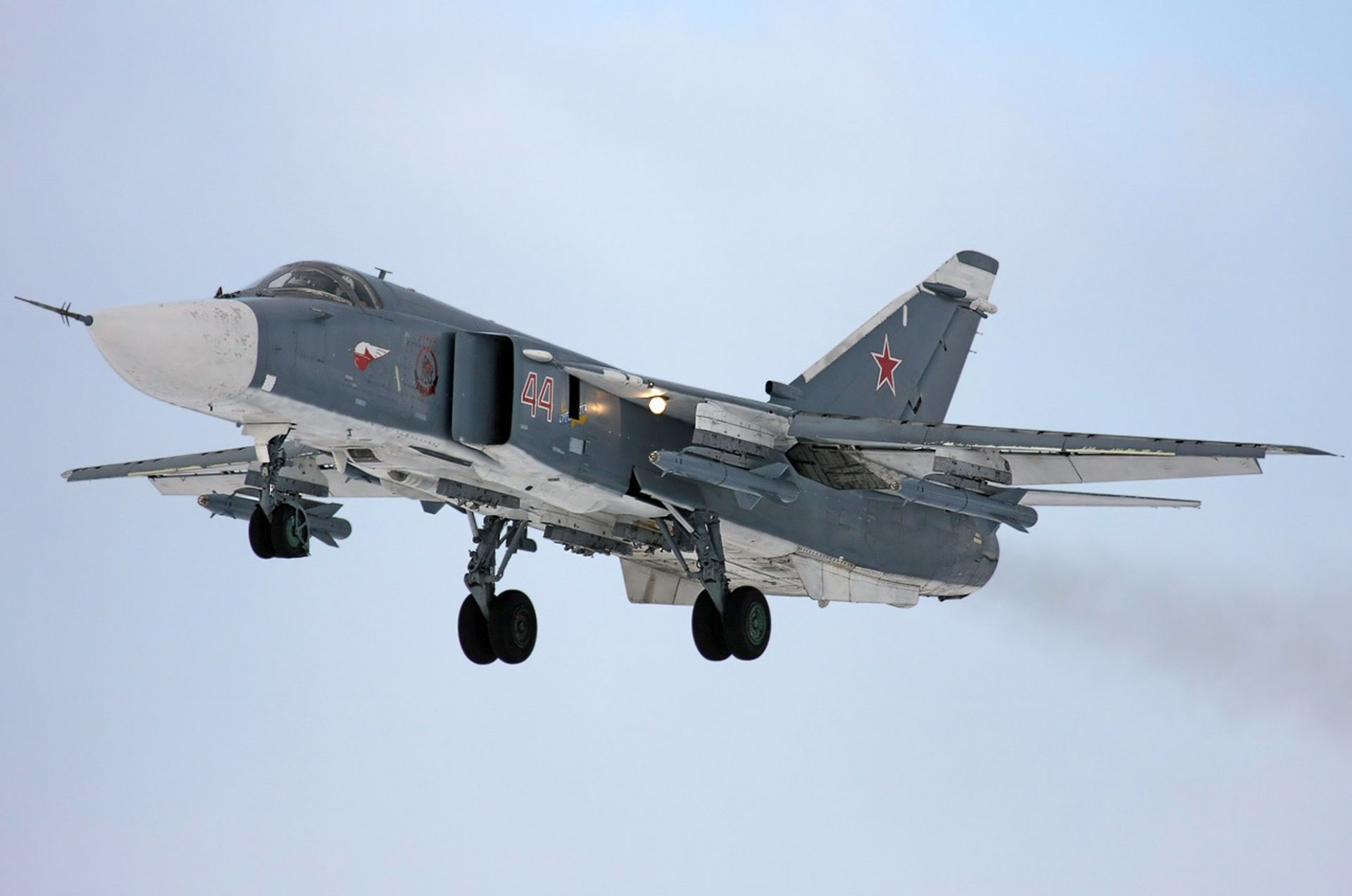 sukhoi su-24 bombardier air force russie atterrissage châssis lumières armement su-24