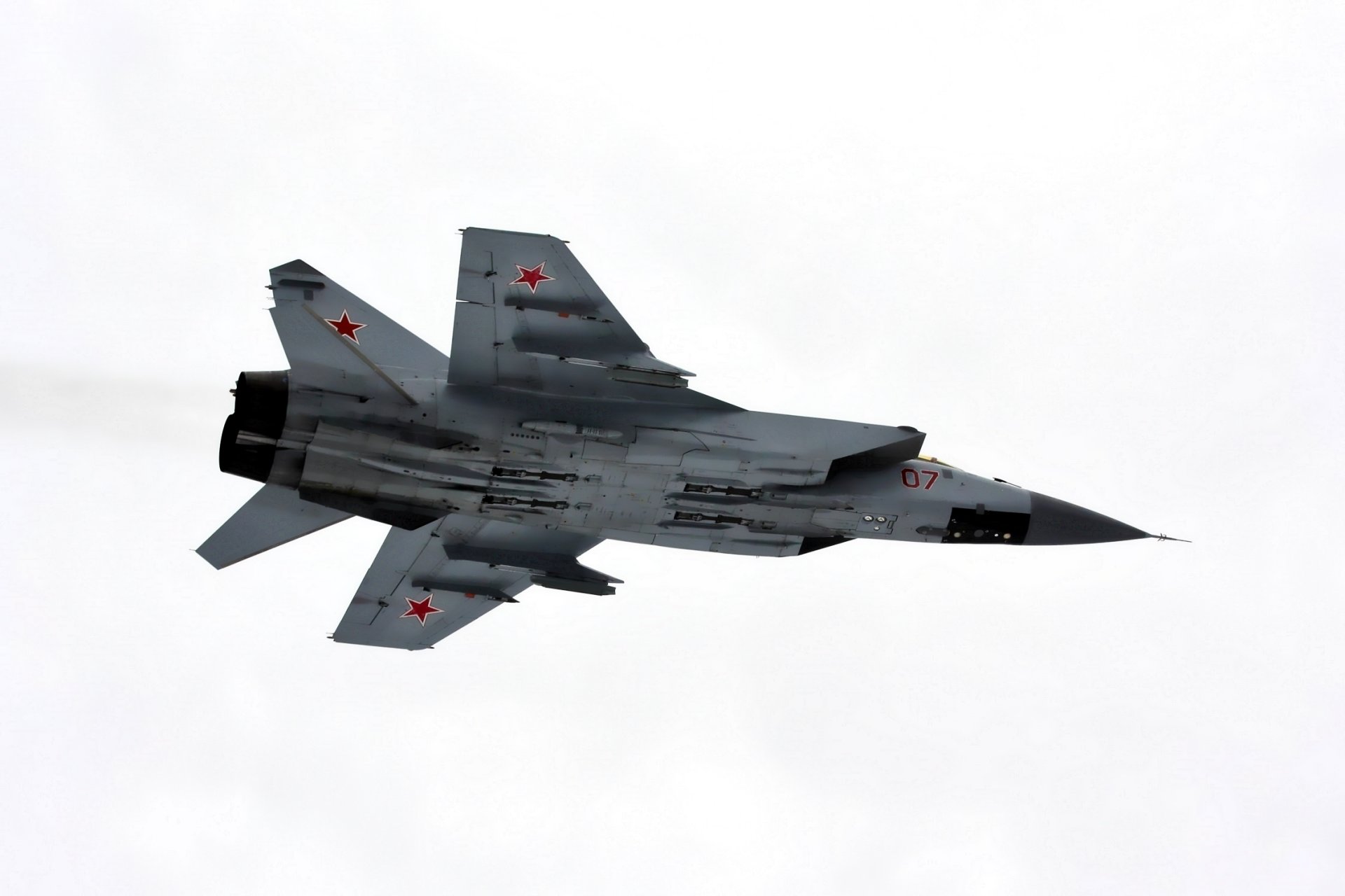 mikoyan et gurevich mig-31 combattant intercepteur force aérienne russie militaire avion vol altitude aile moteur mikoyan et gurevich mig - 31 combattant force aérienne russe avion ailes moteurs