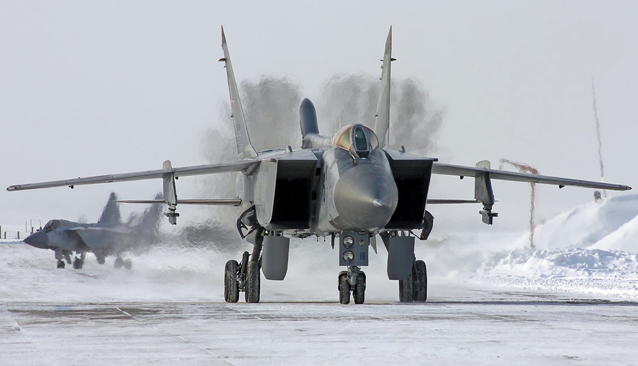 mikoyan e gurevich mig-31 caccia intercettore air force russia coppia militare aereo rullaggio ala motore inverno neve aeroporto mikoyan e gurevich .mig-31 combattente aeronautica russa aereo ali motori inverno