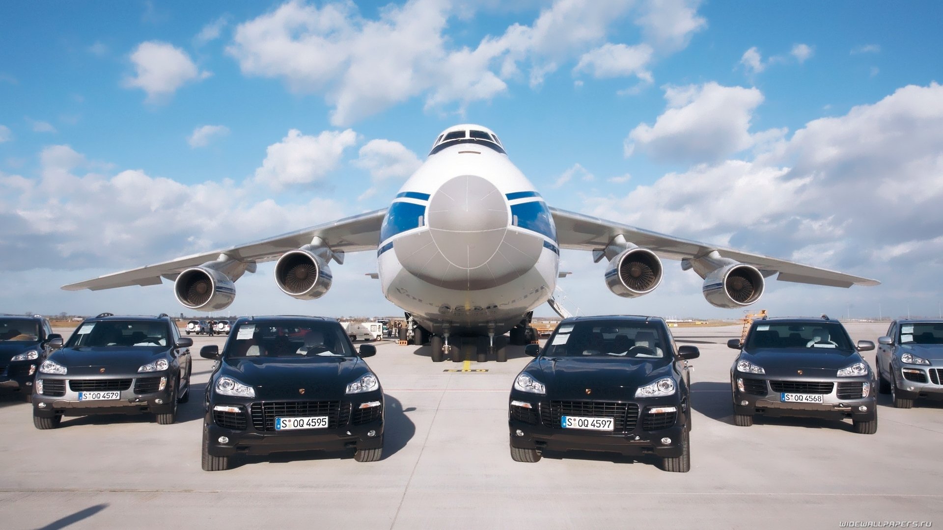 antonov an-124 ruslan cargo avion aéroport ciel nuages porsche cayenne an-124 avion porsche cayenne