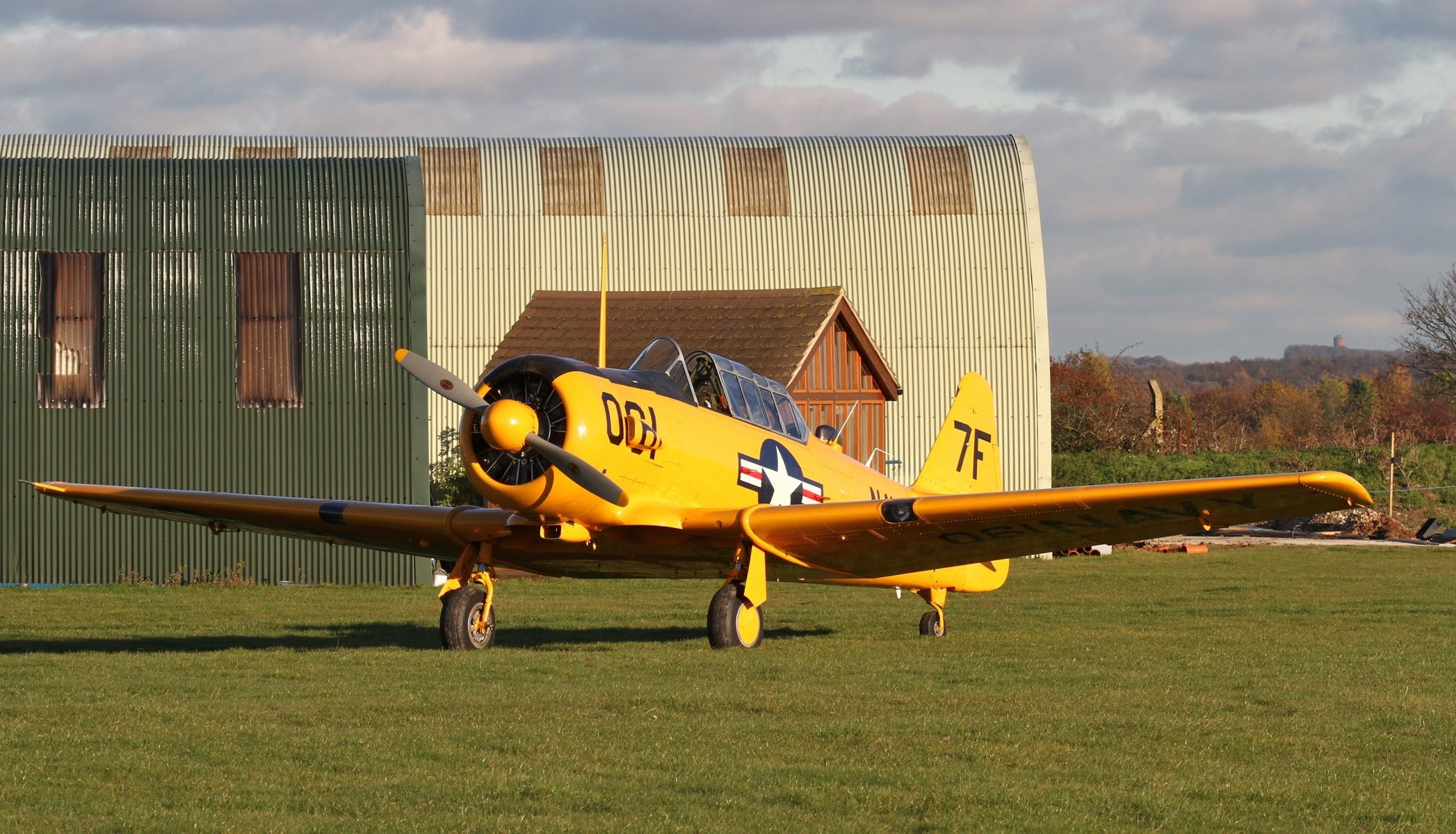 flugplatz hangars feld gras snj-5c texan amerikanisch ausbildungsflugzeug