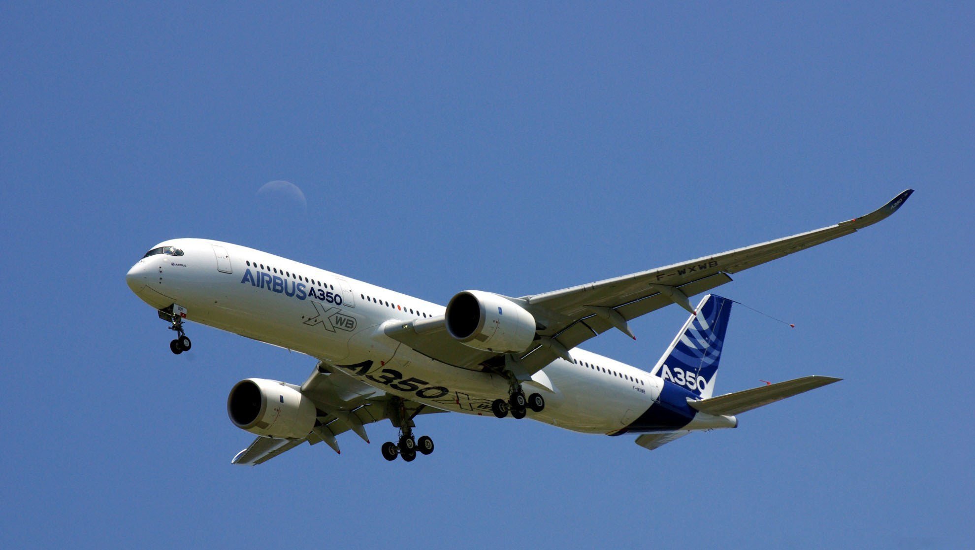 avión airbus a350-900 alas cola media luna cielo