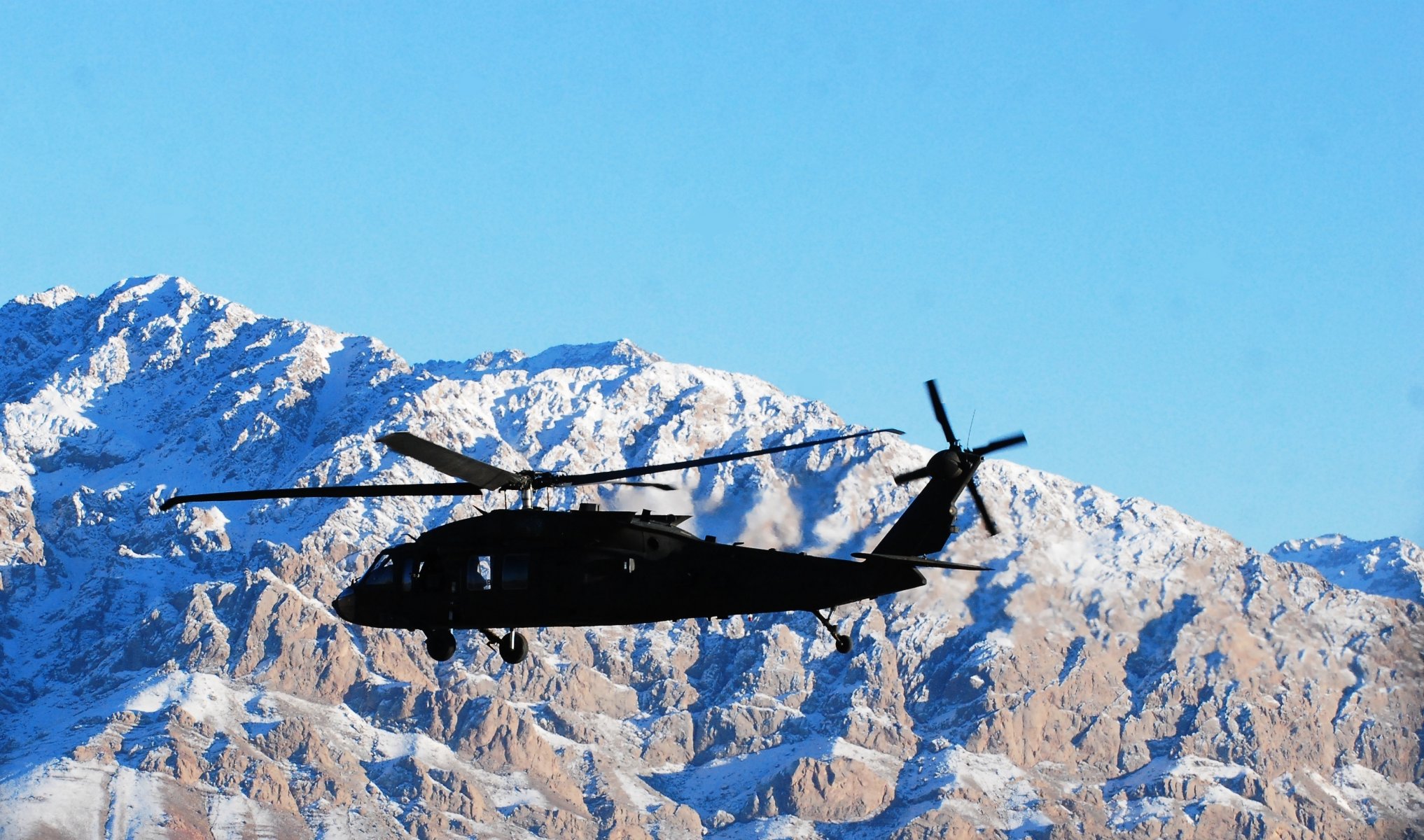 ky sikorsky uh-60 black hawk uh-60 black hawk black hawk down american multipurpose helicopter mountain tops snow