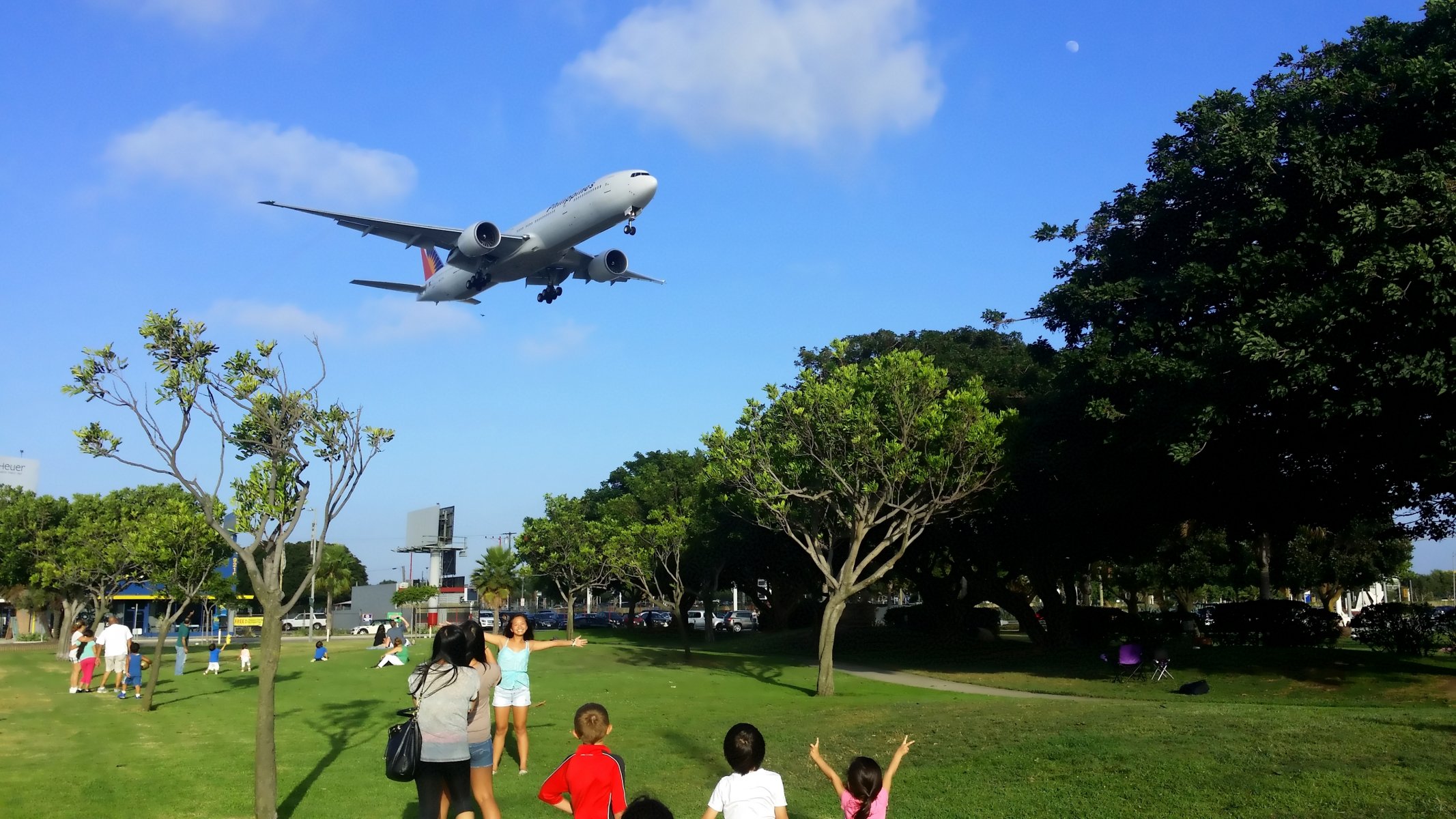 passagier verkehrsflugzeug boeing er philippinen fluggesellschaft flugzeug landung fahrwerk himmel wolken menschen park bäume sommer passagier flugzeug person sommer