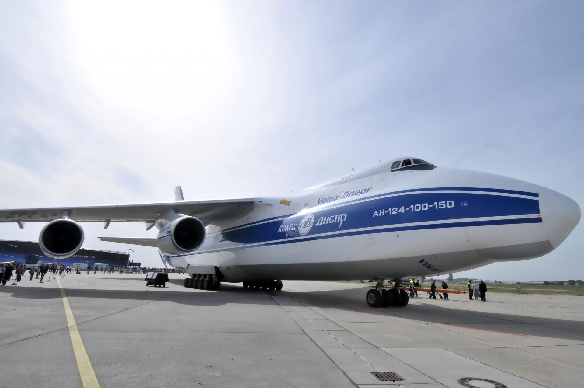 antonow an-124 ruslan wołga-dniepr lotnisko niebo radziecki ciężki daleki samolot transportowy an-124 ciężki samolot transportowy