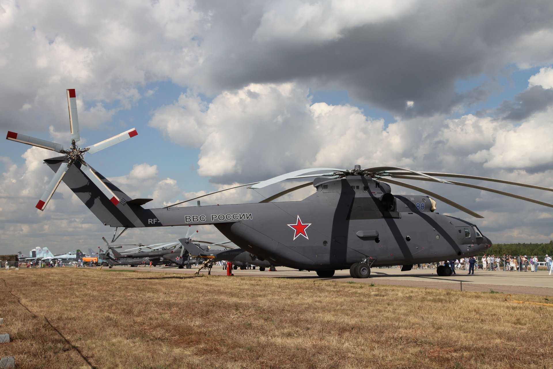 mi-26 mi-26 hubschrauber sowjetisch/russisch mehrzweck transport flugplatz ausstellung flugzeugtechnik