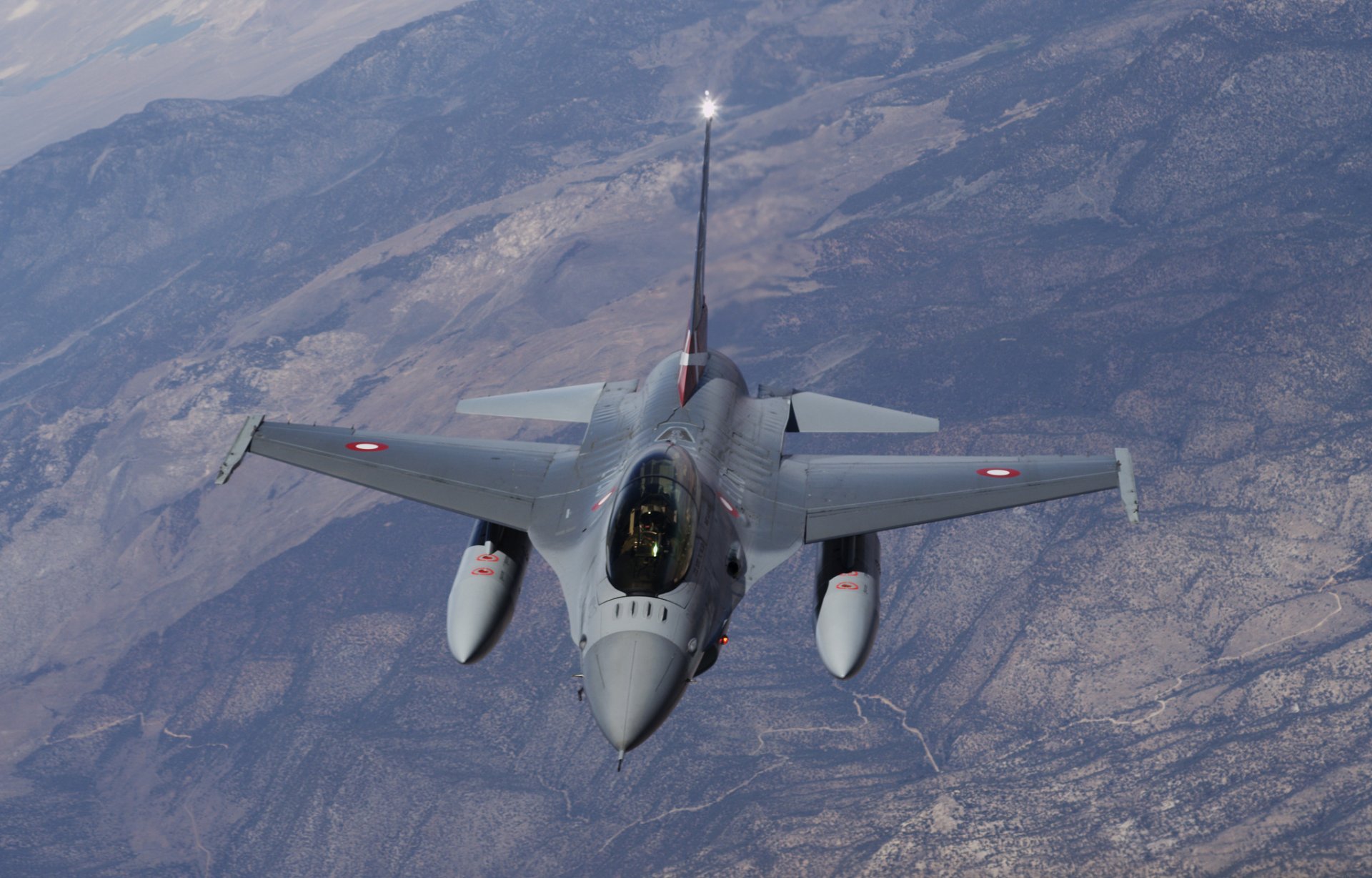 f-16 fighting falcon flug boden