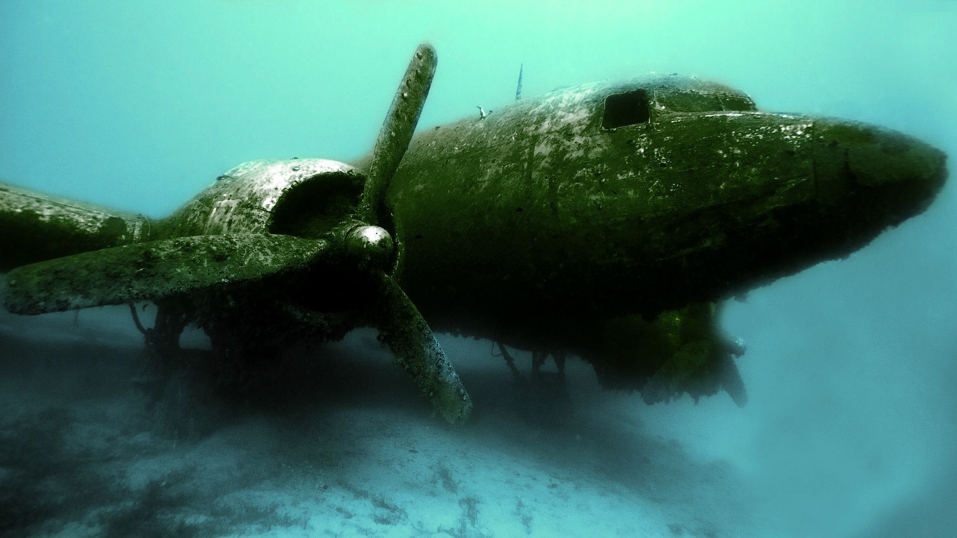 avión aviación naufragio escombros bajo el agua