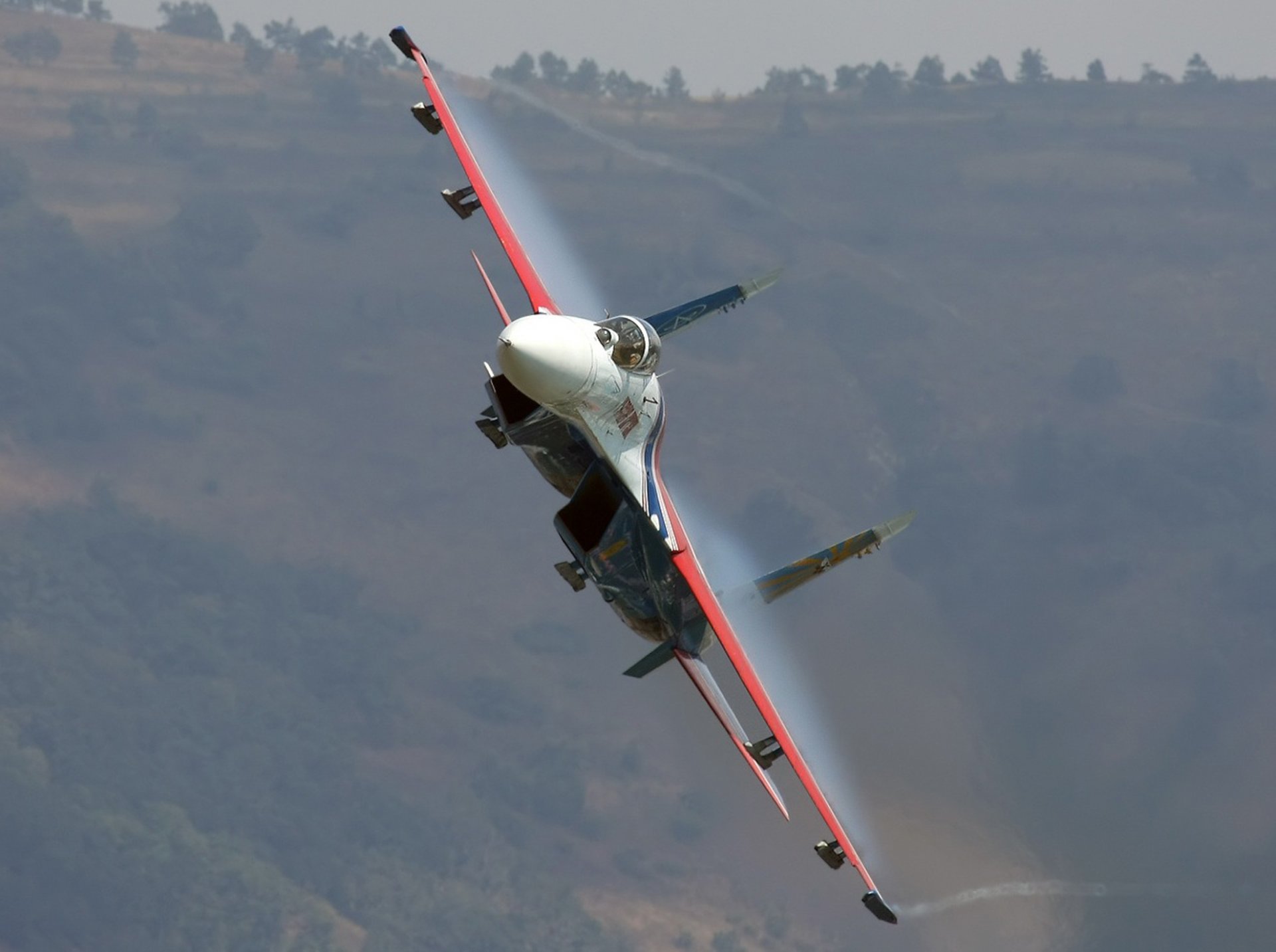 sukhoi su-27 fuerza aérea rusia viraje caballeros rusos gelendzhik montañas colinas su-27